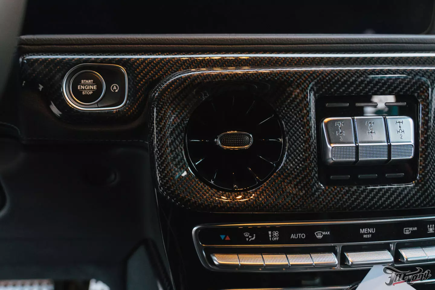 Побортная стереосистема с двумя усилителями на Mercedes G-class. Карбон в салоне. Полировка и керамика кузова, оклейка лобового стекла